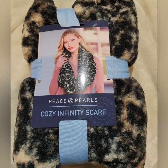 NWT Peace & Pearls Camel Leopard Cozy Infinity Sherpa Scarf - Picture 2 of 4